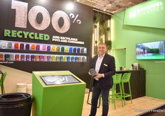 Ronald Nijenhuis of Kreuwe Plastics with a new container KPC 11,6 cm, a new addition to the series which goes till 31cm. All containers are made of recycled material, even the colored pots .